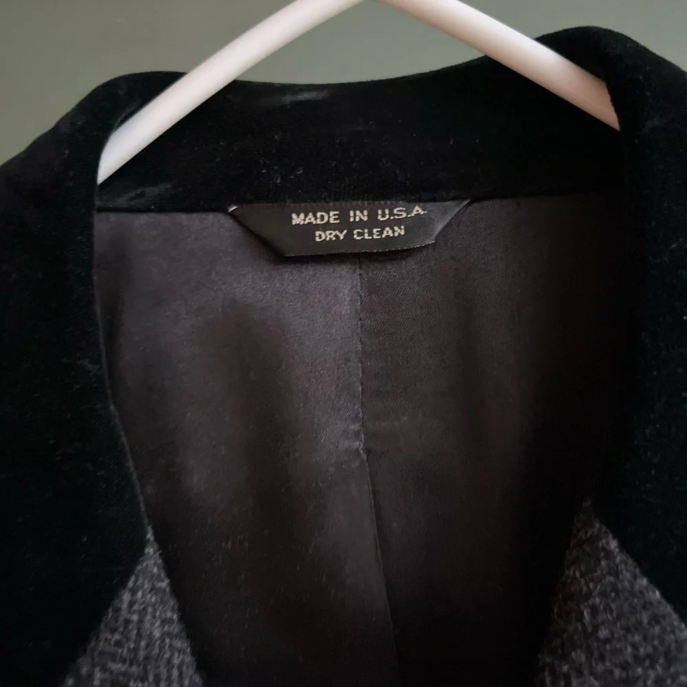 Handsome Gray Herringbone Tweed 100% Wool Long Coat  With Velvet Collar - Picture 8 of 12